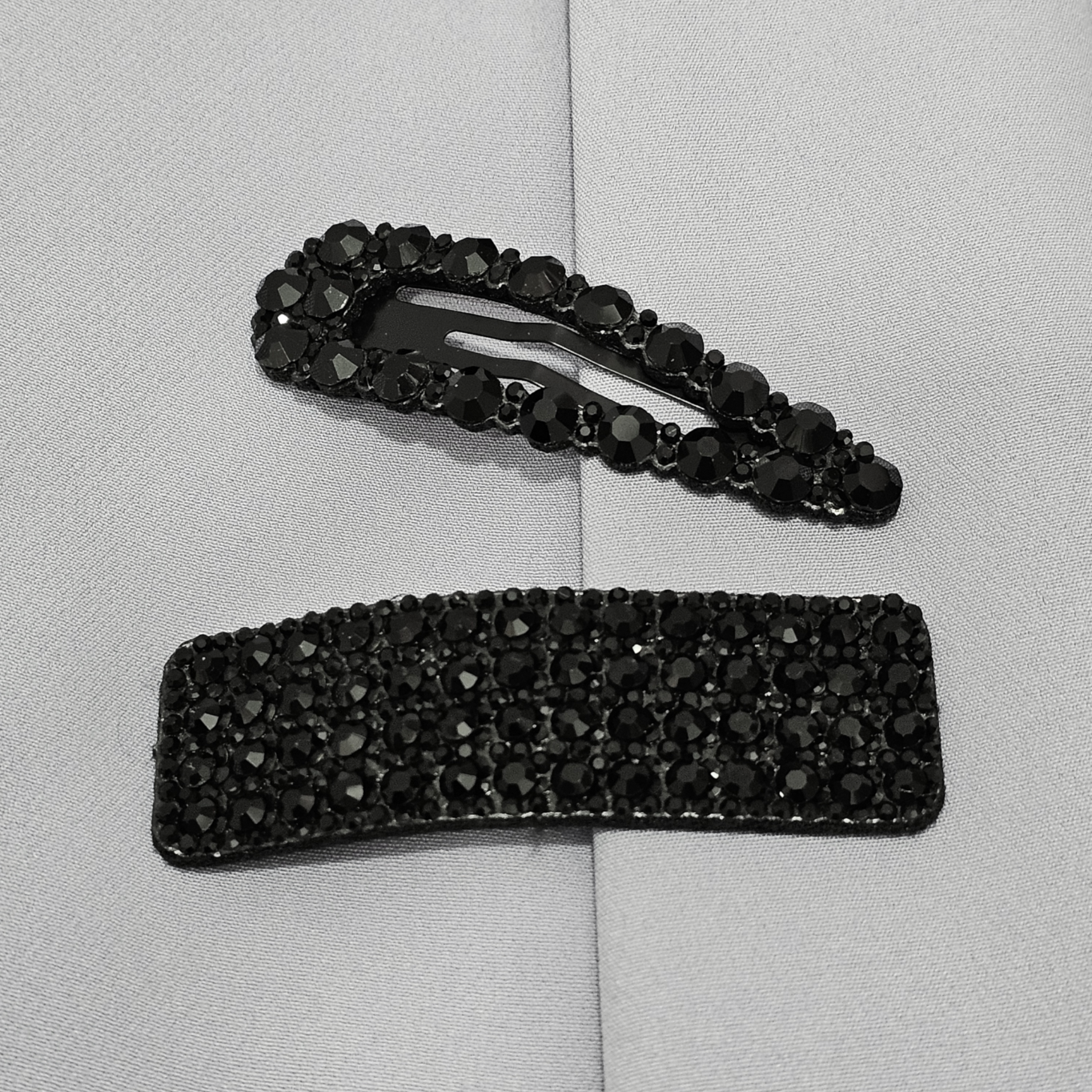 1 pár černých sponek BLACKY I1